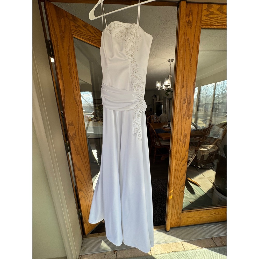 strapless satin white wedding gown from Essense of Australia with beading Size 8 - Picture 4 of 16